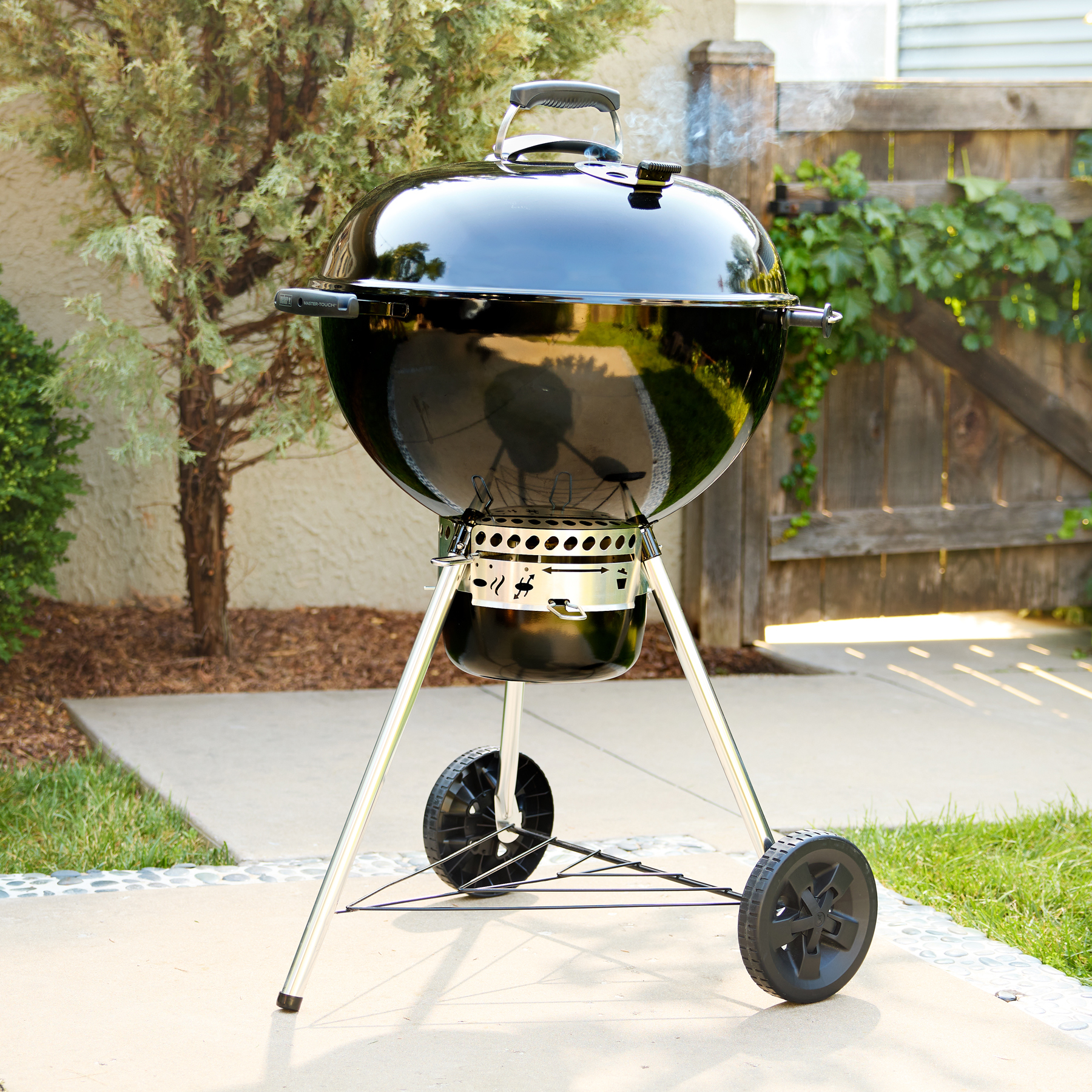 Asador de carb&oacute;n Master-Touch, 22"