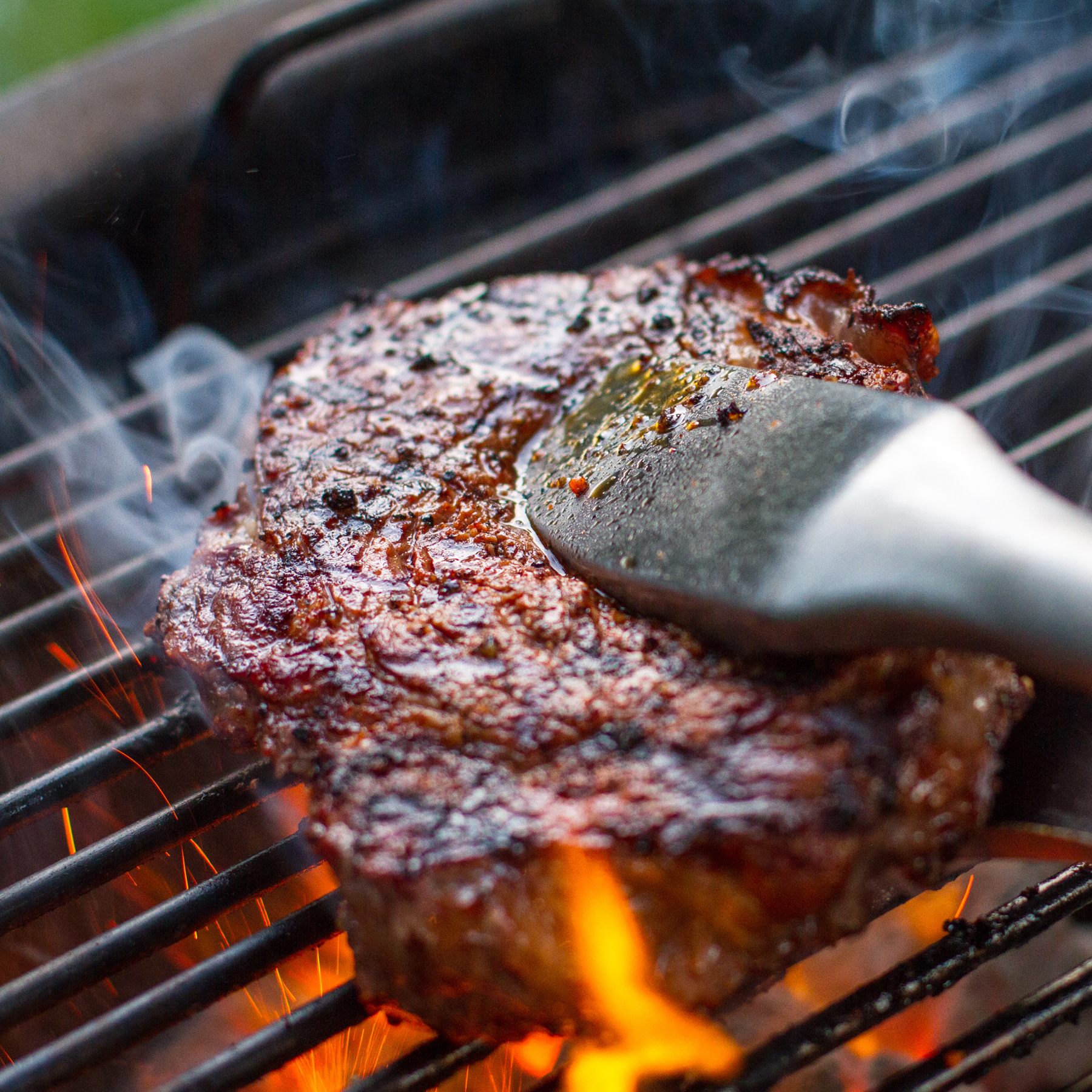 Asador de carb&oacute;n Master-Touch, 22"