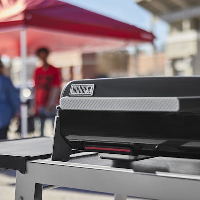 Plancha portátil Weber Traveler® de 57 cm (22")-view 1