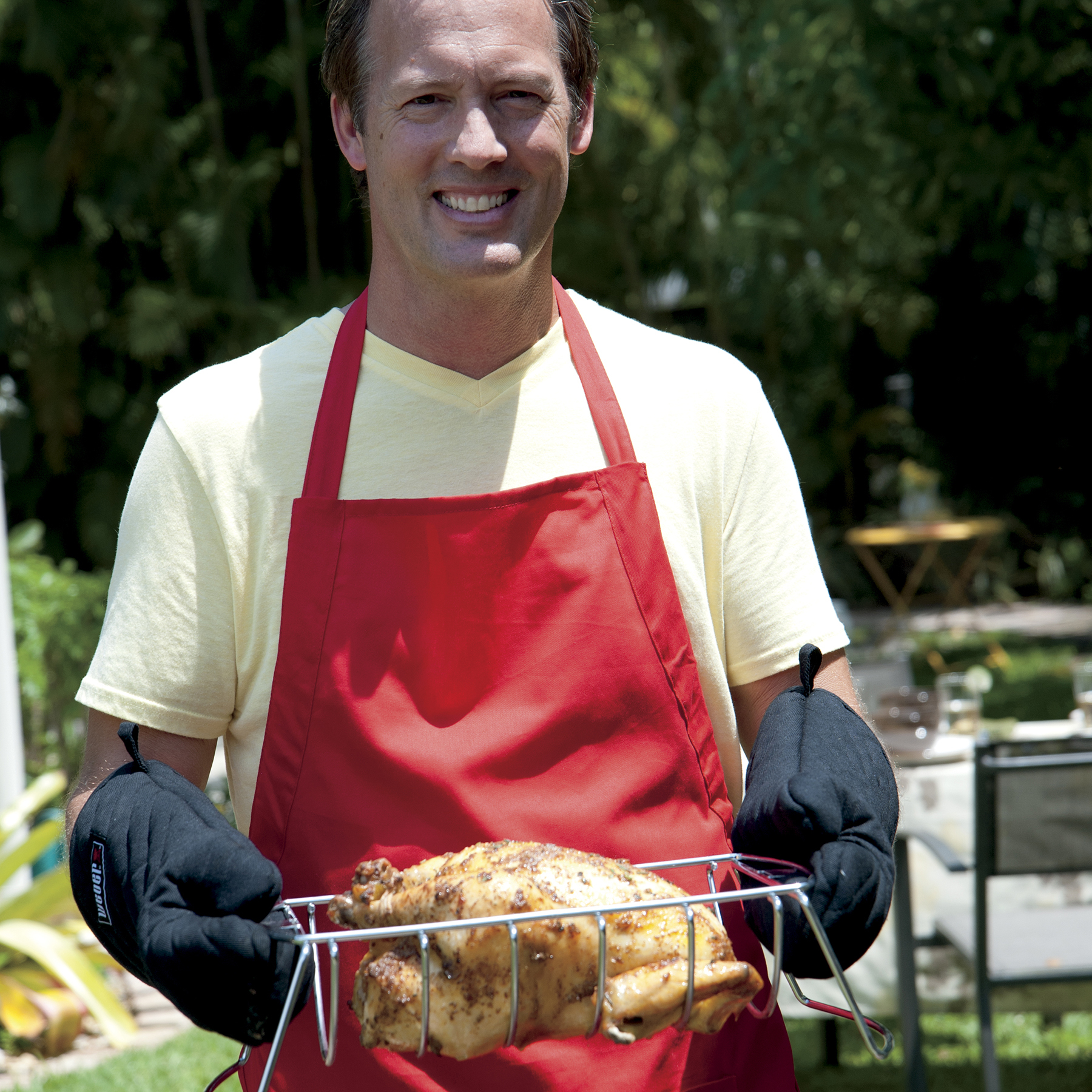 weber キャップ•エプロン　セット Apron – Red | Accessory | Weber Grills | Weber US