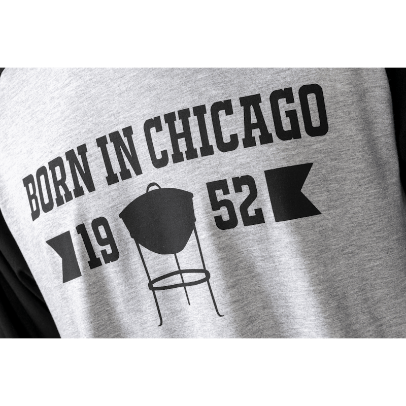 Camiseta de manga larga unisex con leyenda “Born in Chicago” image number 2